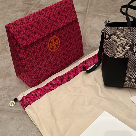 ❤️👜TORY BURCH❤️👜 Block-T Embossed Mini Tote - Picture 7 of 14
